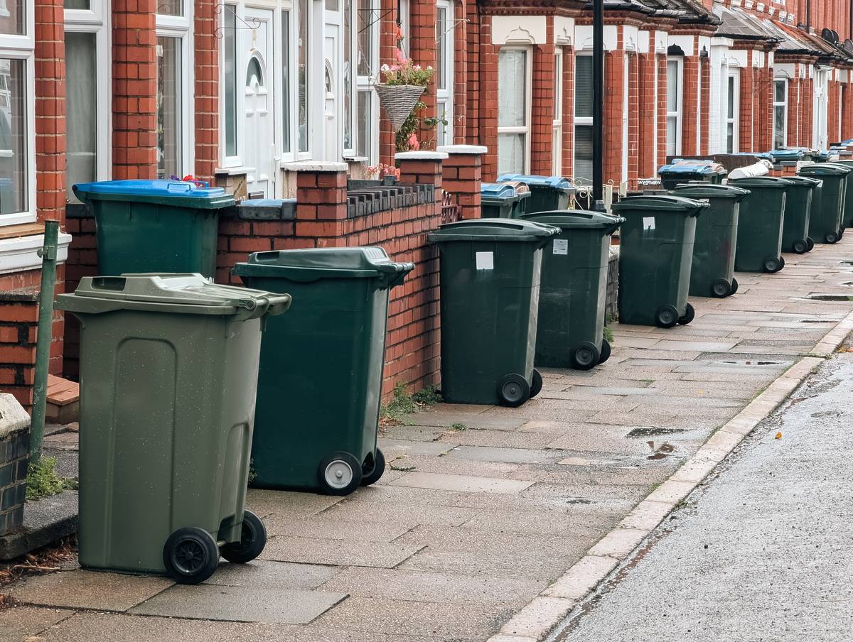 Ab dem 31. März könnte Ihnen eine Geldstrafe von 400 £ drohen, wenn Sie diese Gegenstände in den falschen Mülleimer werfen Ab dem 31. März könnte Ihnen eine Geldstrafe von 400 £ drohen, wenn Sie diese Gegenstände in den falschen Mülleimer werfen