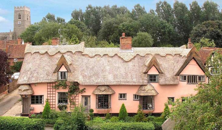 A casa de campo de conto de fadas do século XV, com telhado de colmo, fica a apenas duas horas de Londres — e podes reservá-la para o feriado de maio