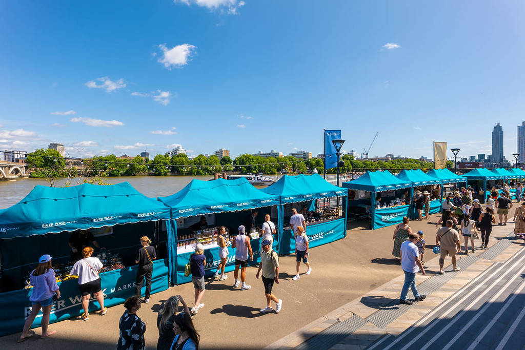 las carpas azules del River Walk Market, a orillas del Támesis
