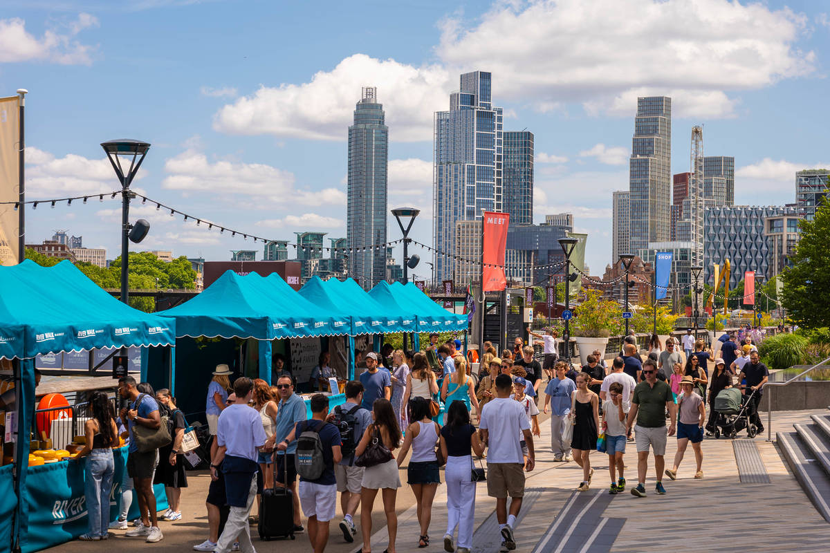 In der Stadt ist direkt neben einem der berühmtesten Gebäude Londons ein bezaubernder Markt am Flussufer entstanden, der einen Gehweg am Themseufer mit Essensständen, Getränkeverkäufern, Kunsthandwerkern und vielem mehr füllt In der Stadt ist direkt neben einem der berühmtesten Gebäude Londons ein bezaubernder Markt am Flussufer entstanden, der einen Gehweg am Themseufer mit Essensständen, Getränkeverkäufern, Kunsthandwerkern und vielem mehr füllt