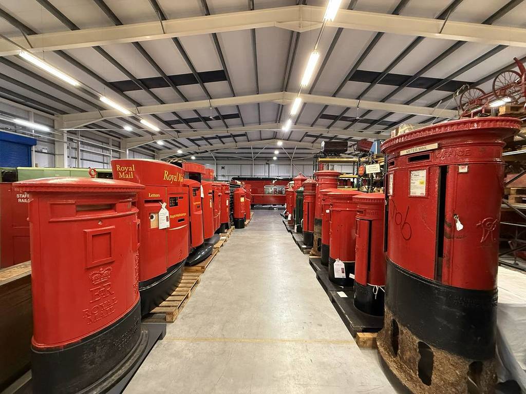 Eine Reihe roter Briefkästen aus den vergangenen Jahren