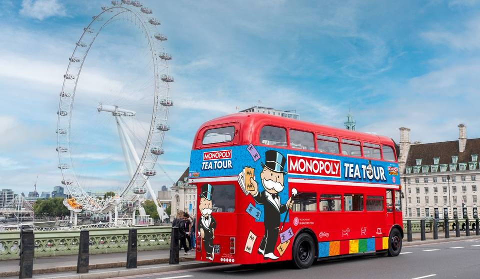 Diese einzigartige Londoner Afternoon-Tea-Bustour erobert die Stadt – und du kannst aus verschiedenen Themen wählen, darunter MONOPOLY, Peppa Pig, Paddington und mehr 
