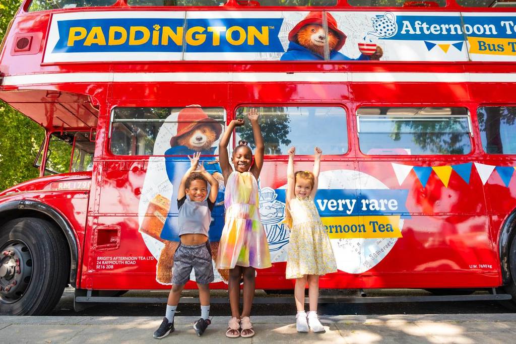 bambini che esultano per la foto davanti all'autobus del tour del tè pomeridiano
