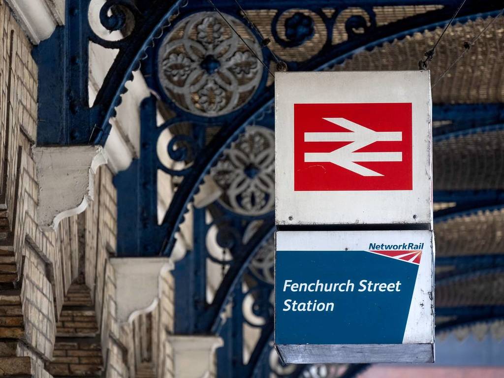 Un cartello indicatore per la stazione di Fenchurch Street