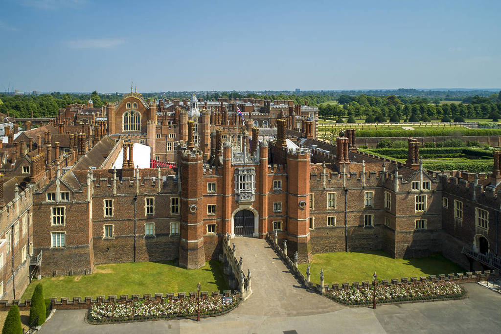 Ein beeindruckender Blick auf die Mauern des Hampton Court Palace an einem sonnigen Tag mit blauem Himmel
