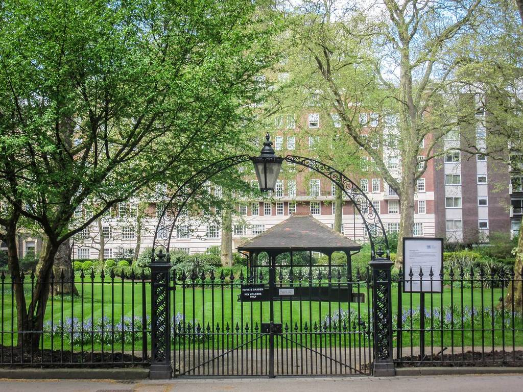 Die verschlossenen Tore eines privaten Gartenplatzes in London