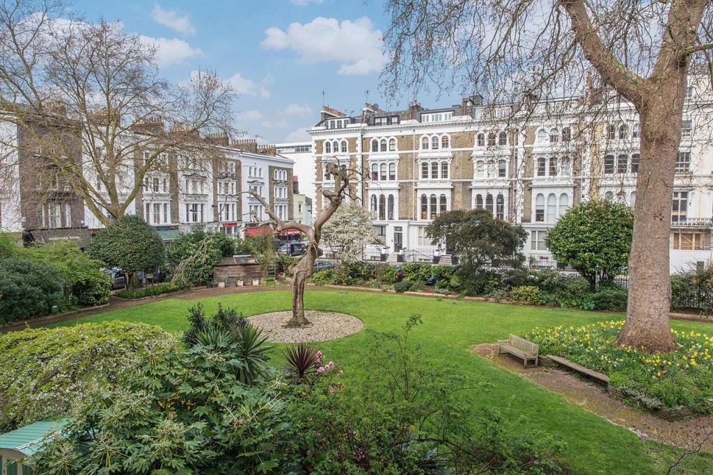 A private garden square surrounded by big town houses in London