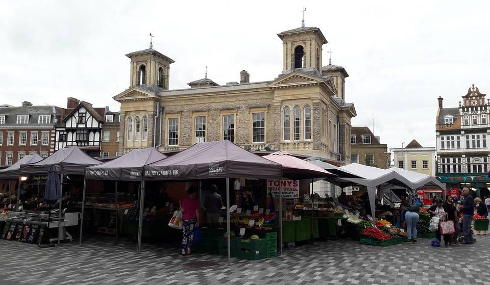 Este mercado de rua histórico em Londres remonta a mais de 850 anos — e acabaram de ser apresentados planos para lhe dar uma renovação moderna com um terraço coberto, novas bancas de comida e um espaço para concertos