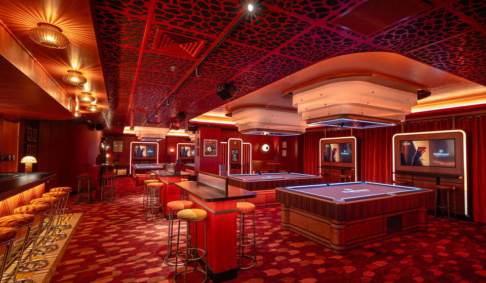 Diese glamouröse neue Londoner Poolbar versetzt dich ins Vintage-Vegas, mit immersiven privaten Pool-Suiten, altmodischer Gastfreundschaft und einer neuen Interpretation des klassischen Poolspiels