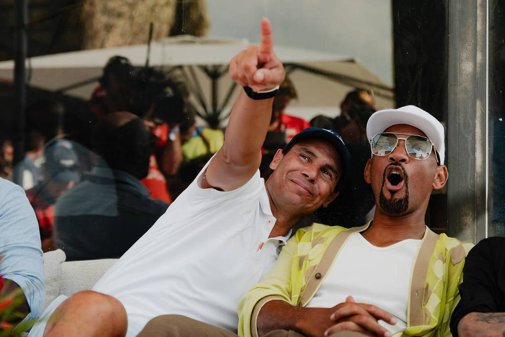 Rafael Nadal señala y Will Smith parece sorprendido en un evento de la E1 Series