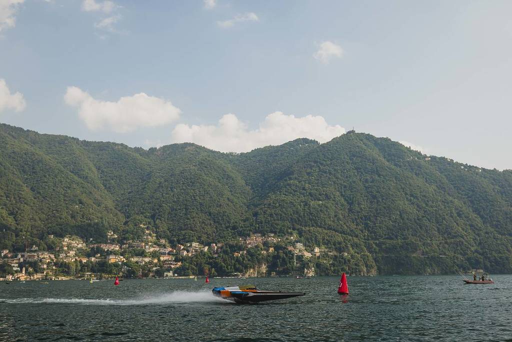un barco surca a toda velocidad las aguas del lago de Como
