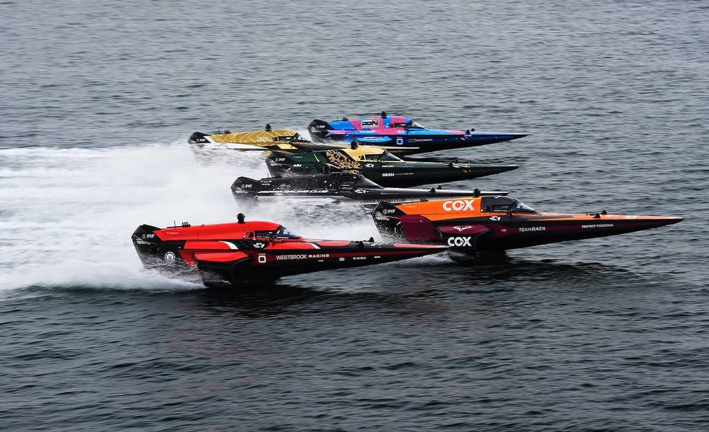 Una vista de la salida de la segunda y última carrera con el Aoki Racing Team, el Team Brady, el Team AlUla liderado por LeBron James, el Sierra Racing Club, el Team Rafa y el Westbrook Racing durante el E1 Series Jeddah GP el 24 de enero de 2026 en Yeda, Arabia Saudí