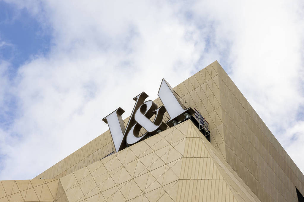 Eine Nahaufnahme des V&A-Schildes an der Außenseite des neuen V&A East-Museums