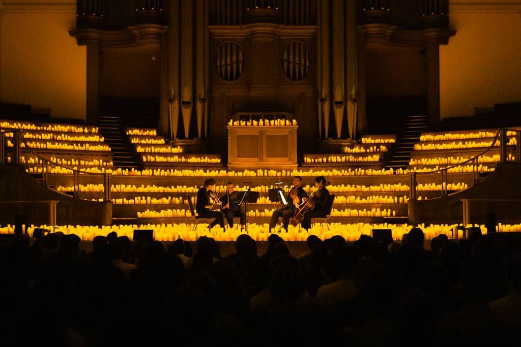 Um quarteto de cordas a atuar num concerto à luz das velas no Central Hall Westminster