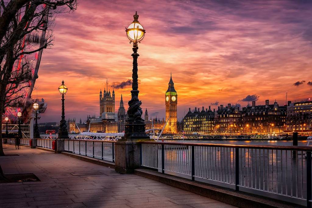 een uitzicht op de Big Ben 's nachts vanaf de overkant van de rivier