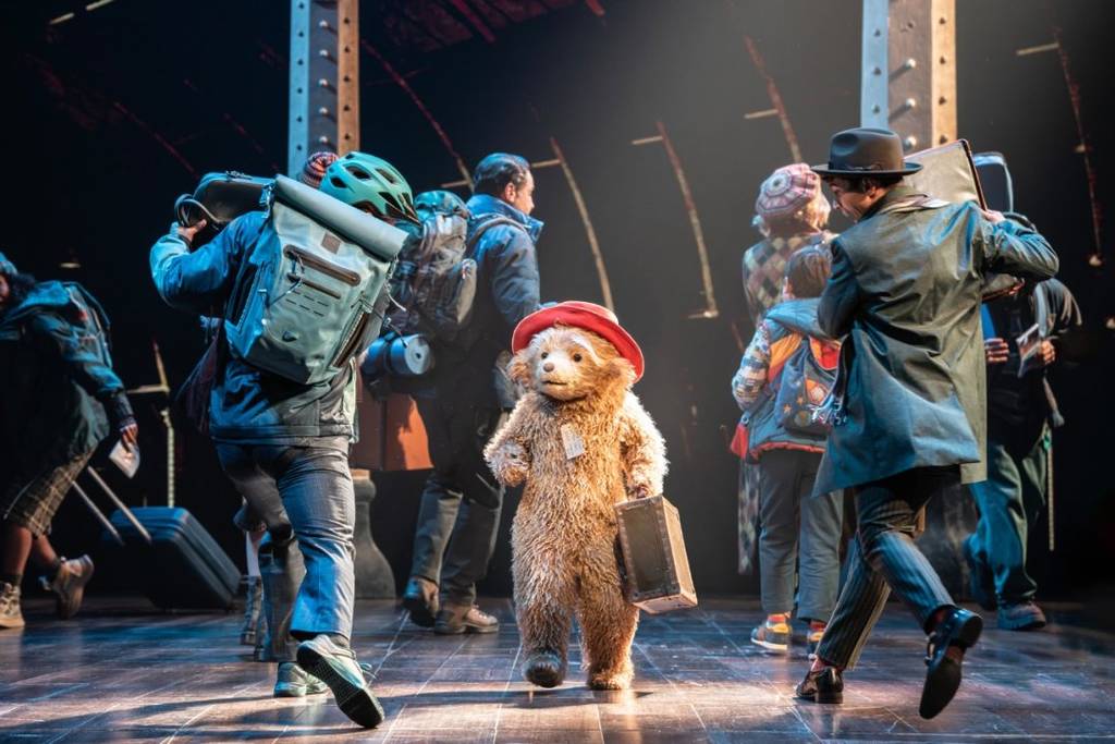 el oso Paddington en el escenario de Paddington, el musical
