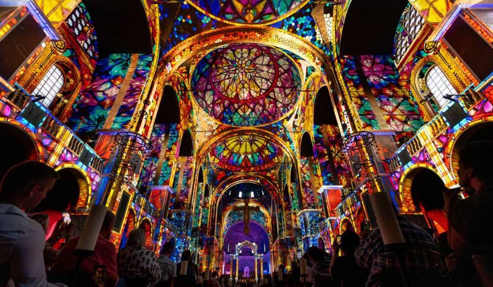 Erlebe diese atemberaubende Licht- und Soundshow, die weltweit bereits 2 Millionen Menschen in die Londoner Westminster Cathedral gelockt hat – und die von Hugh Bonneville kommentiert wird