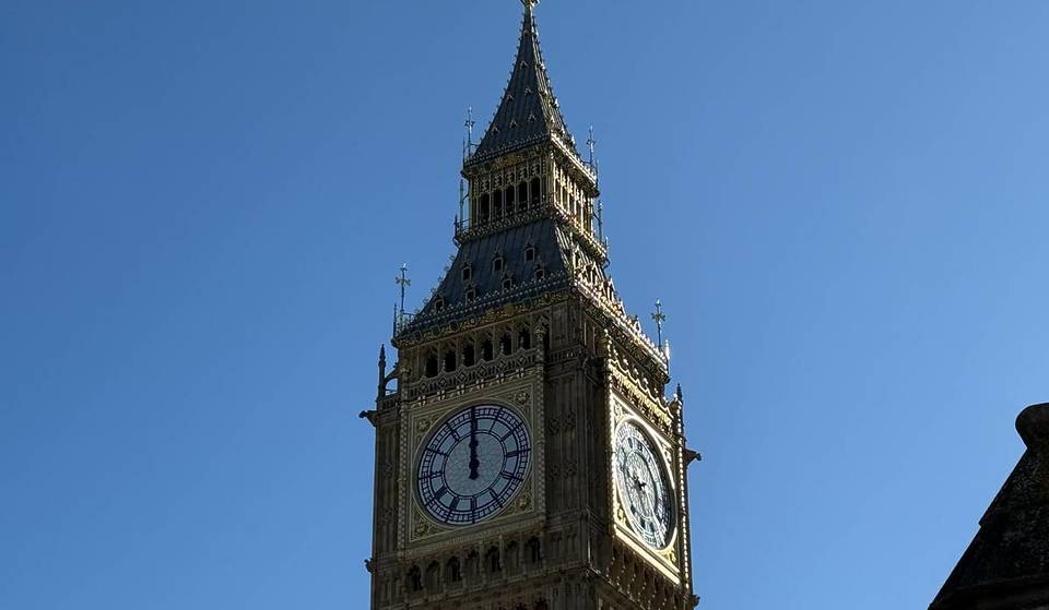 Quelle heure est-il ? Les Londoniens sont perplexes car Big Ben affiche une heure erronée sur l&rsquo;un de ses cadrans – voici pourquoi