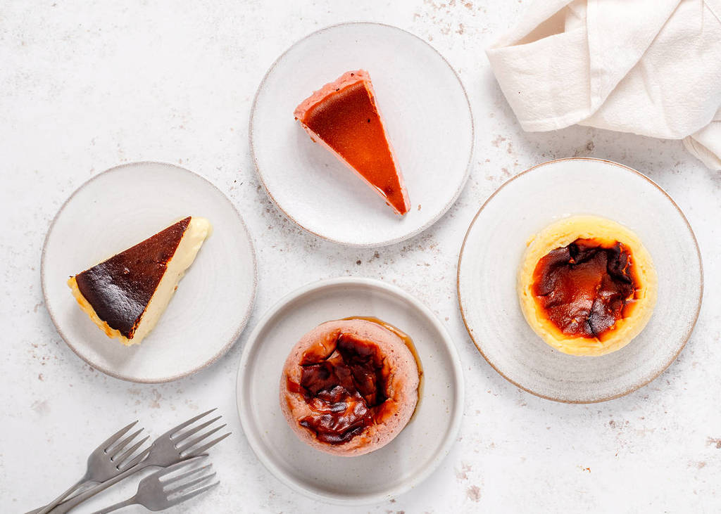 una selección de porciones de tarta vasca y mini tartas vascas en sabores clásico y fresa