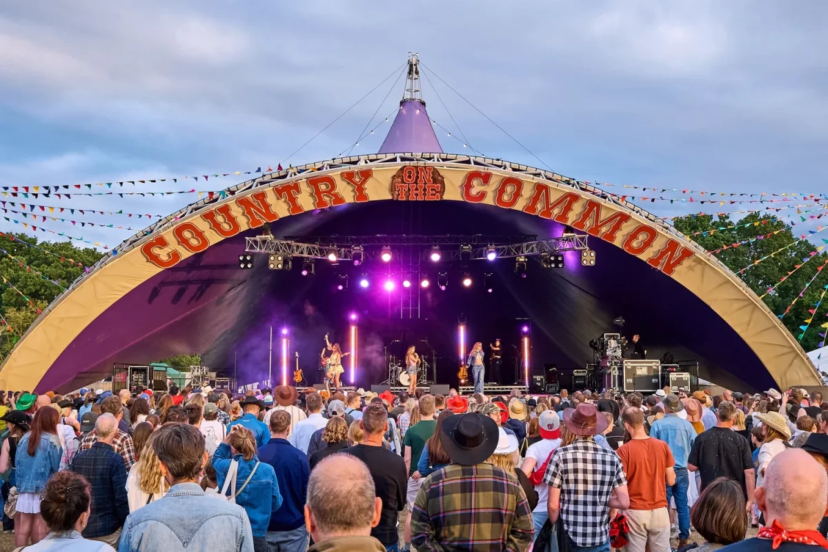 Ein riesiges Country-Musikfestival wird diesen Sommer einen Park im Süden Londons erobern Ein riesiges Country-Musikfestival wird diesen Sommer einen Park im Süden Londons erobern