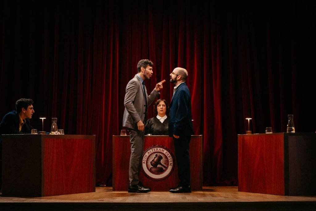 Mannelijke acteurs van de Jury Experience discussiëren op het podium voor de rechter.