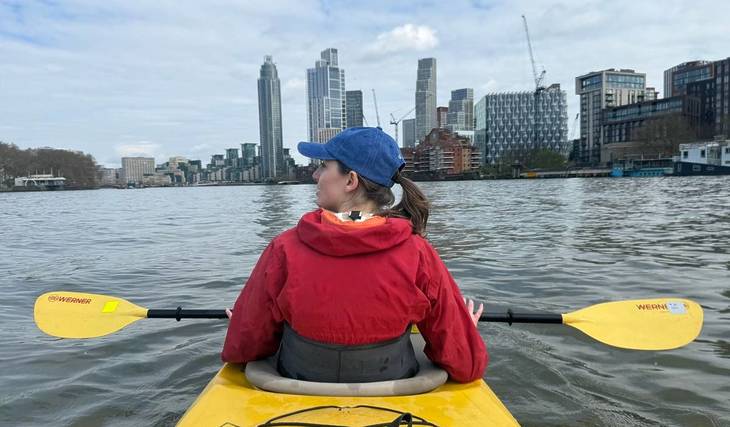 Esquece a caminhada: uma das formas mais originais de ver Londres é num caiaque a dois no Tamisa – onde podes remar diretamente por baixo da Tower Bridge