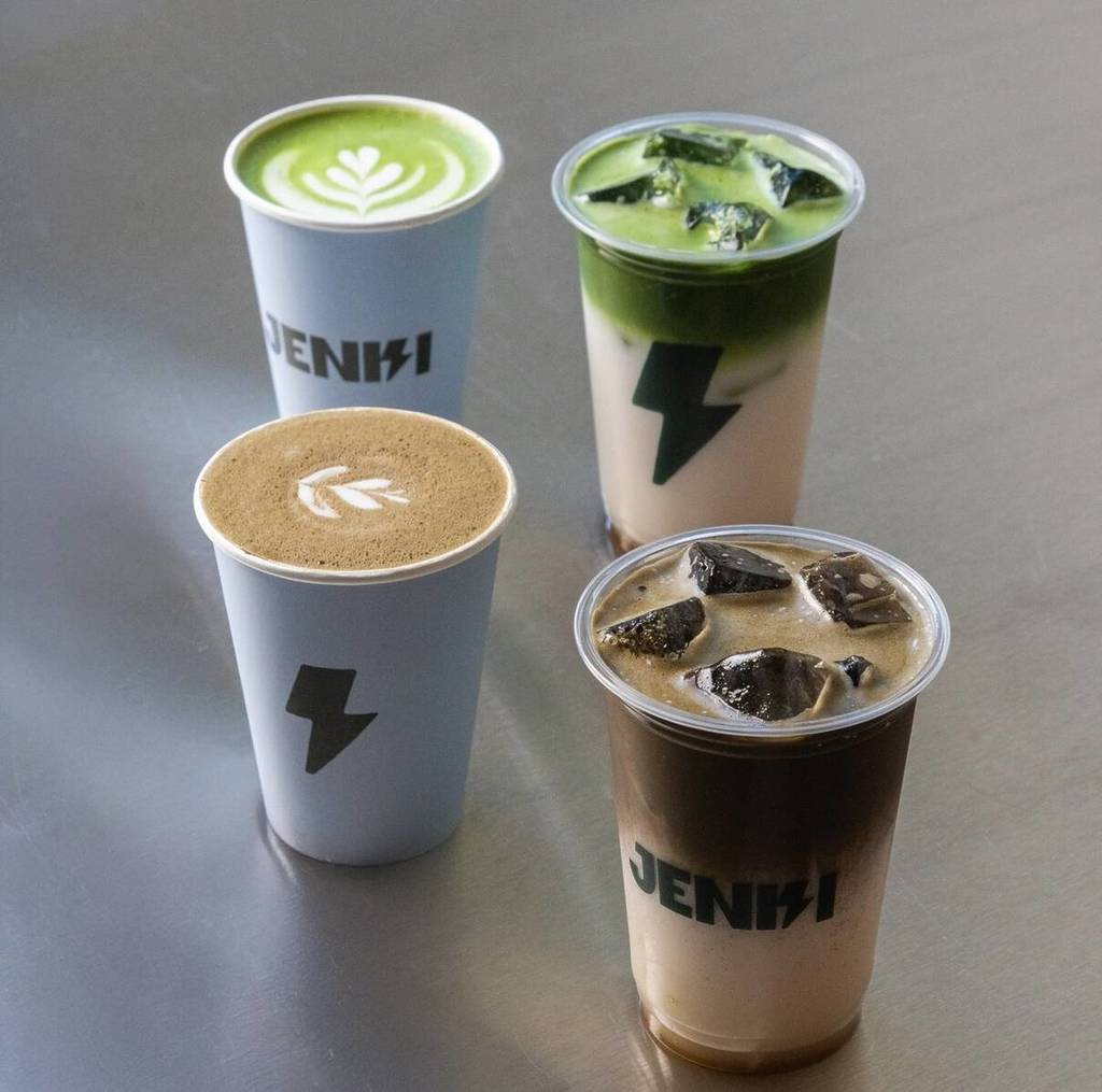 cuatro tazas de coloridas bebidas de matcha y café de jenki