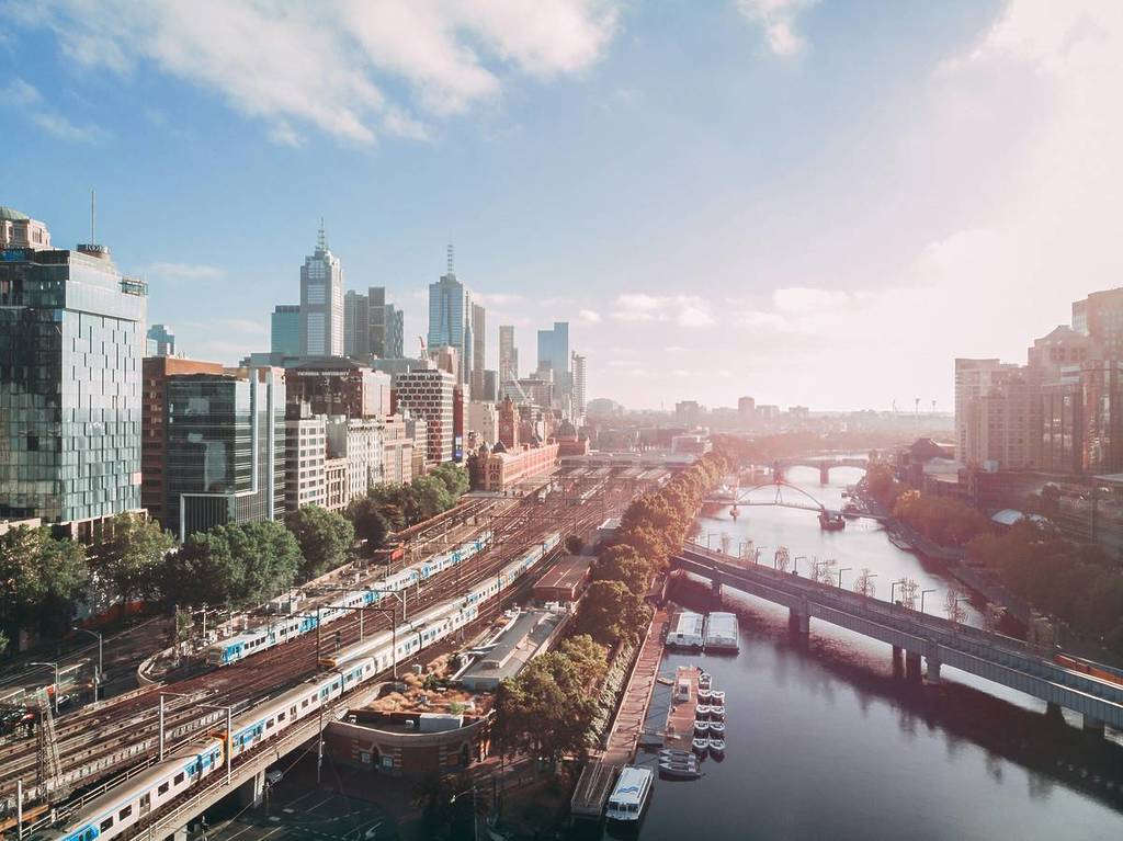 una vista dello skyline e dei binari ferroviari di Melbourne, in Australia