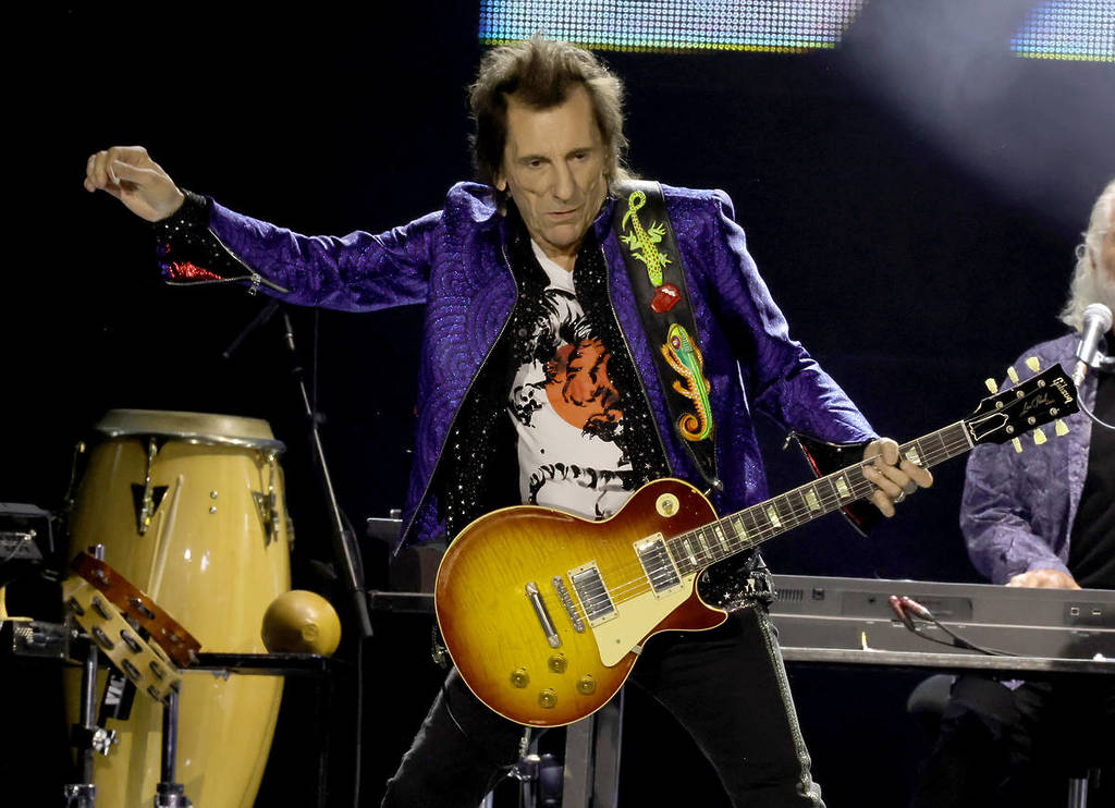 Der Rolling-Stones-Gitarrist Ronnie Wood tritt live im SoFi Stadium in Kalifornien auf
