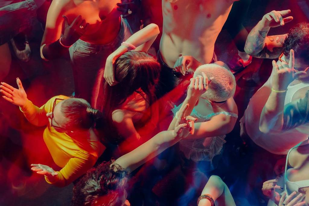 Tänzer hören Jazzmusik bei einem Live-Musikfestival London Brick Lane Jazz Festival 2026