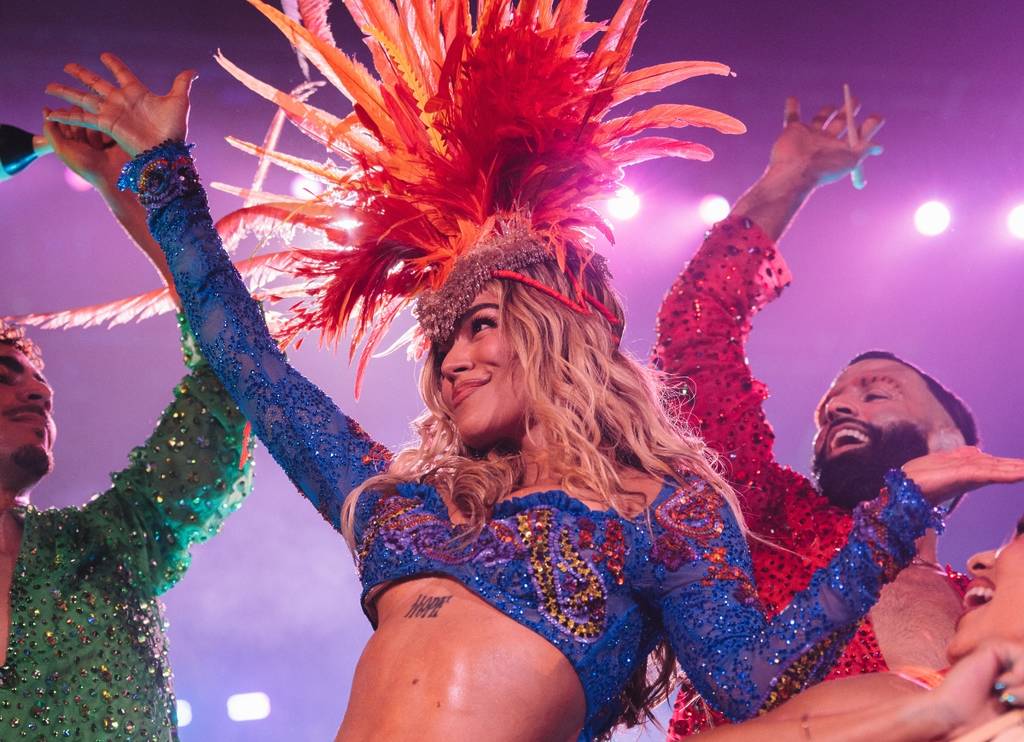 Karol G tritt in farbenfrohem Outfit beim Coachella Music Festival auf