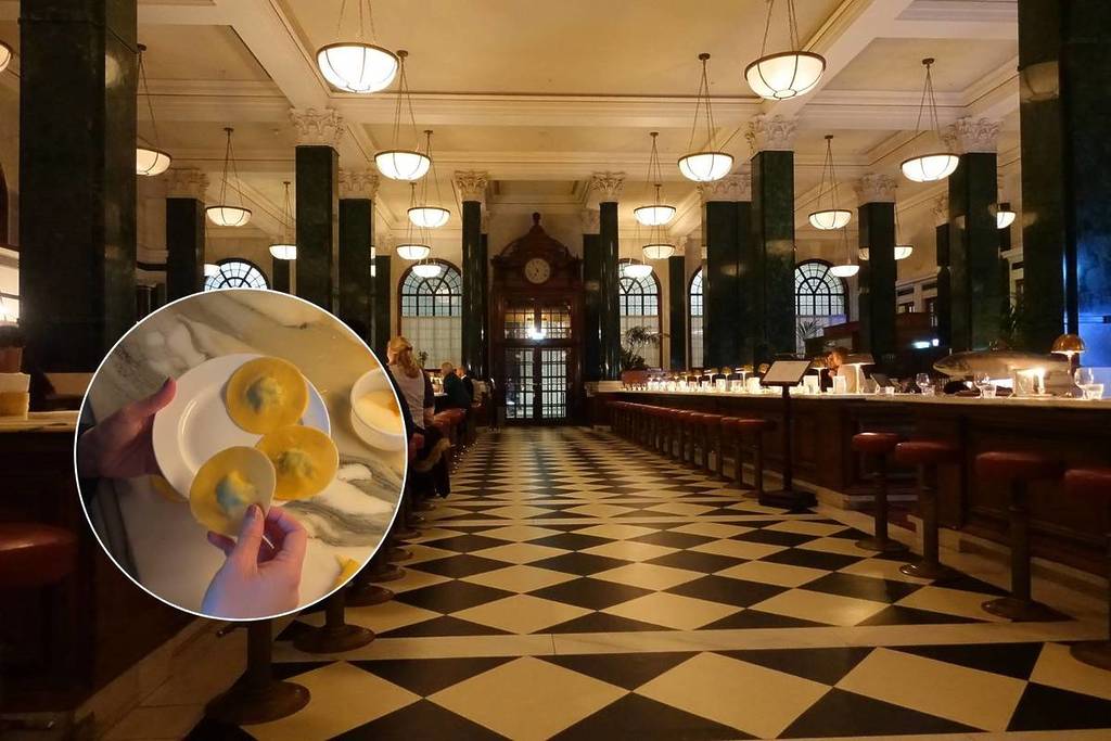 Das Innere von The Ned, einem schicken Hotel in London, mit einem Overlay-Bild von jemandem, der Nudelstücke formt