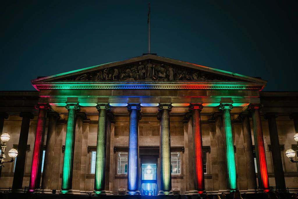 Das Äußere des British Museum ist in verschiedenen Farben beleuchtet