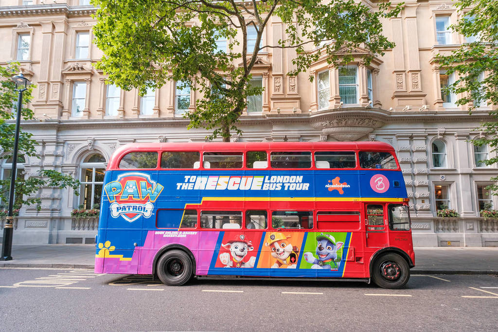 Paw Patrol-Bustour vorbei an einer schmalen Straße in London