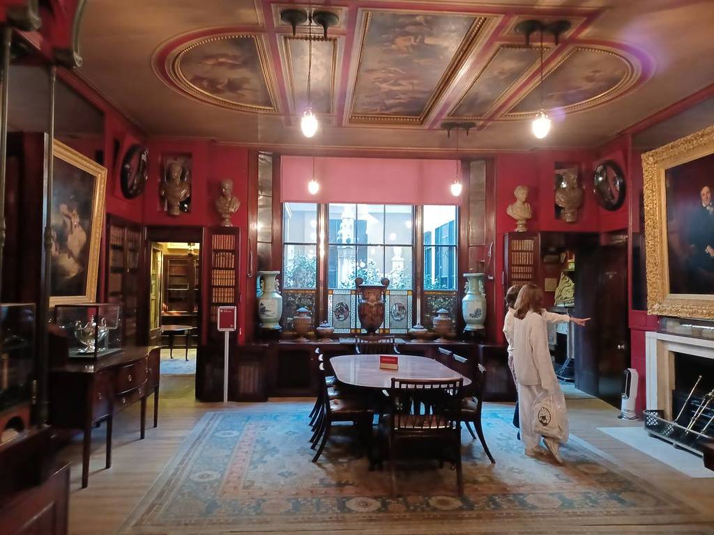 Uma sala repleta de mobiliário e artefactos históricos no interior do Museu John Soane