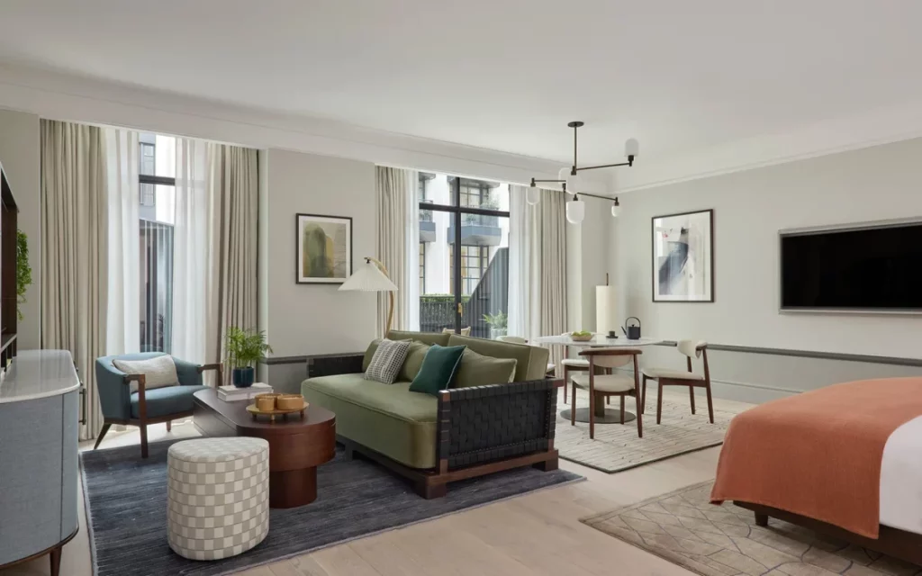 Eine neutral eingerichtete Suite im Six Senses Hotel