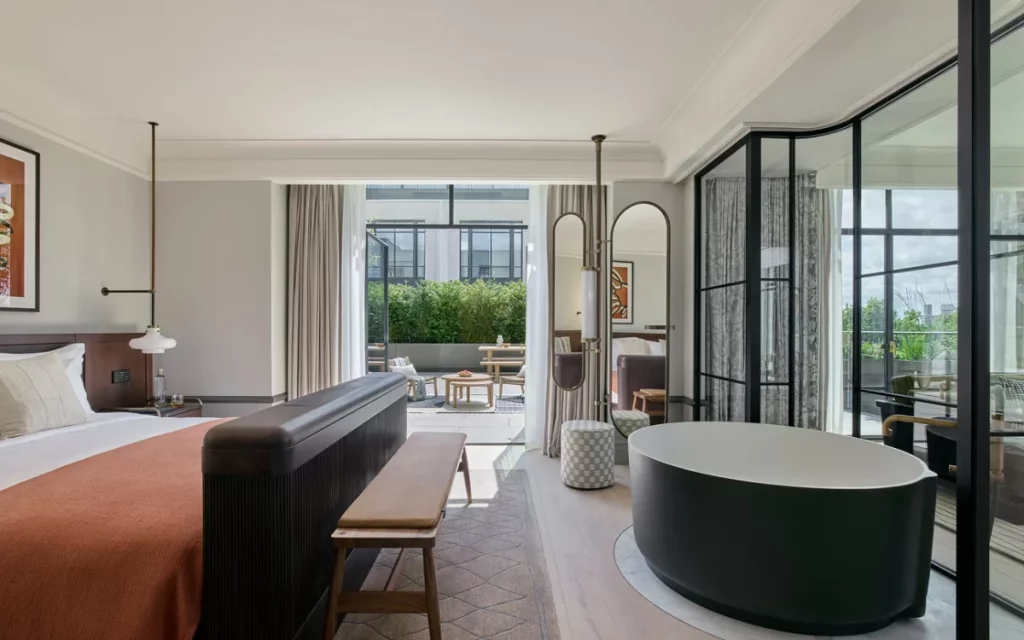 Eine neutral eingerichtete Suite im Six Senses Hotel