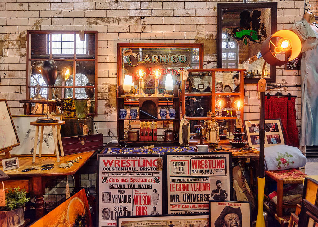 un assortiment d’affiches, de miroirs, de bibelots, d’étagères et bien plus encore au marché aux puces