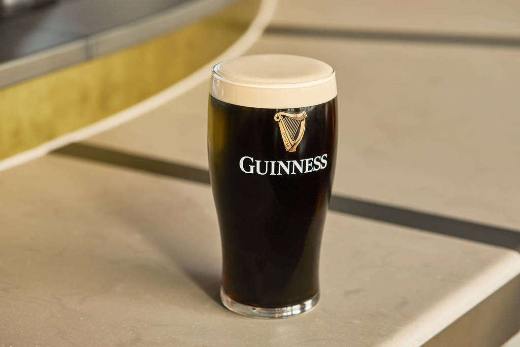 una pinta de Guinness perfectamente servida en una mesa