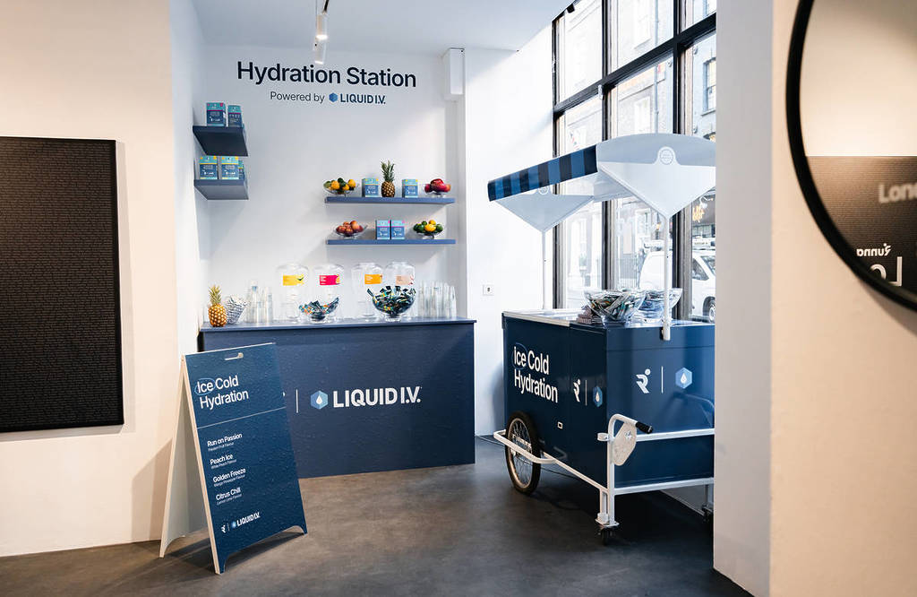 una tienda pop-up de «Liquid I.V.» que vende bebidas electrolíticas y suplementos y productos de hidratación