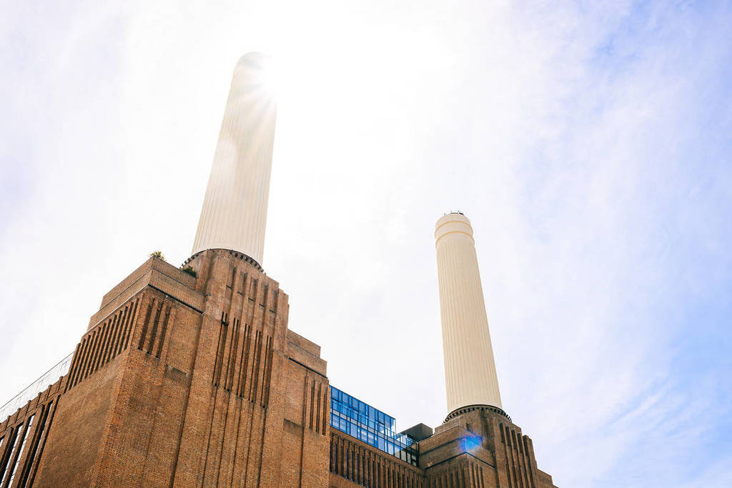 gli imponenti camini della Battersea Power Station, con un punto panoramico appena visibile in cima a uno di essi