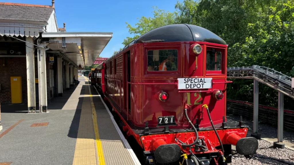 Un train vintage s'est arrêté sur le quai d'une gare