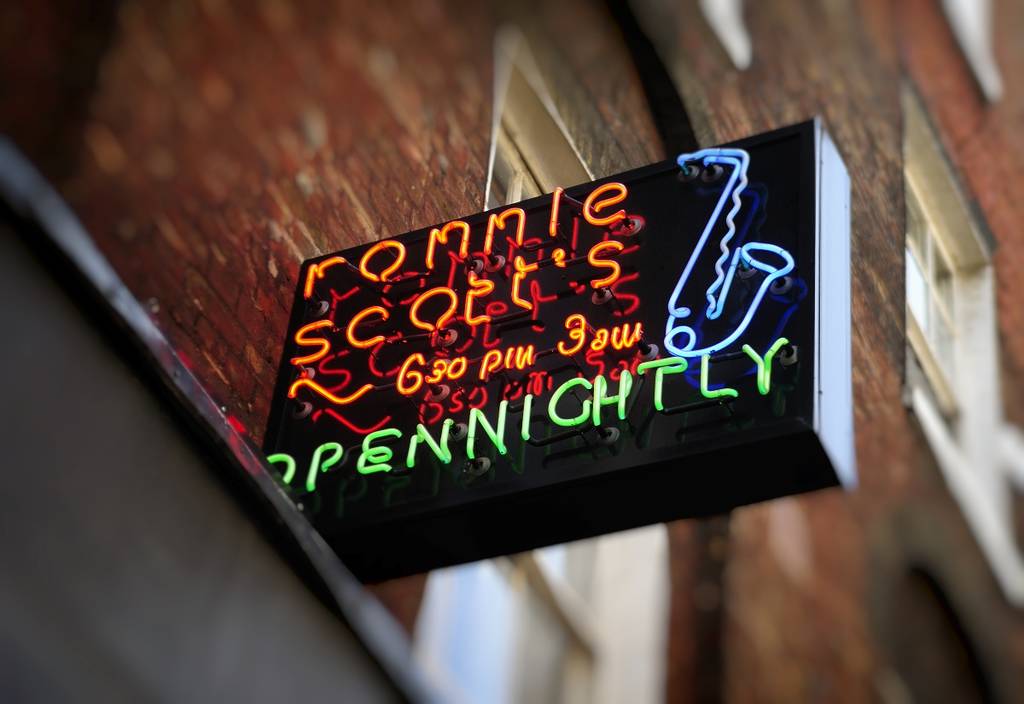 Het bord van Ronnie Scott's buiten in Londen