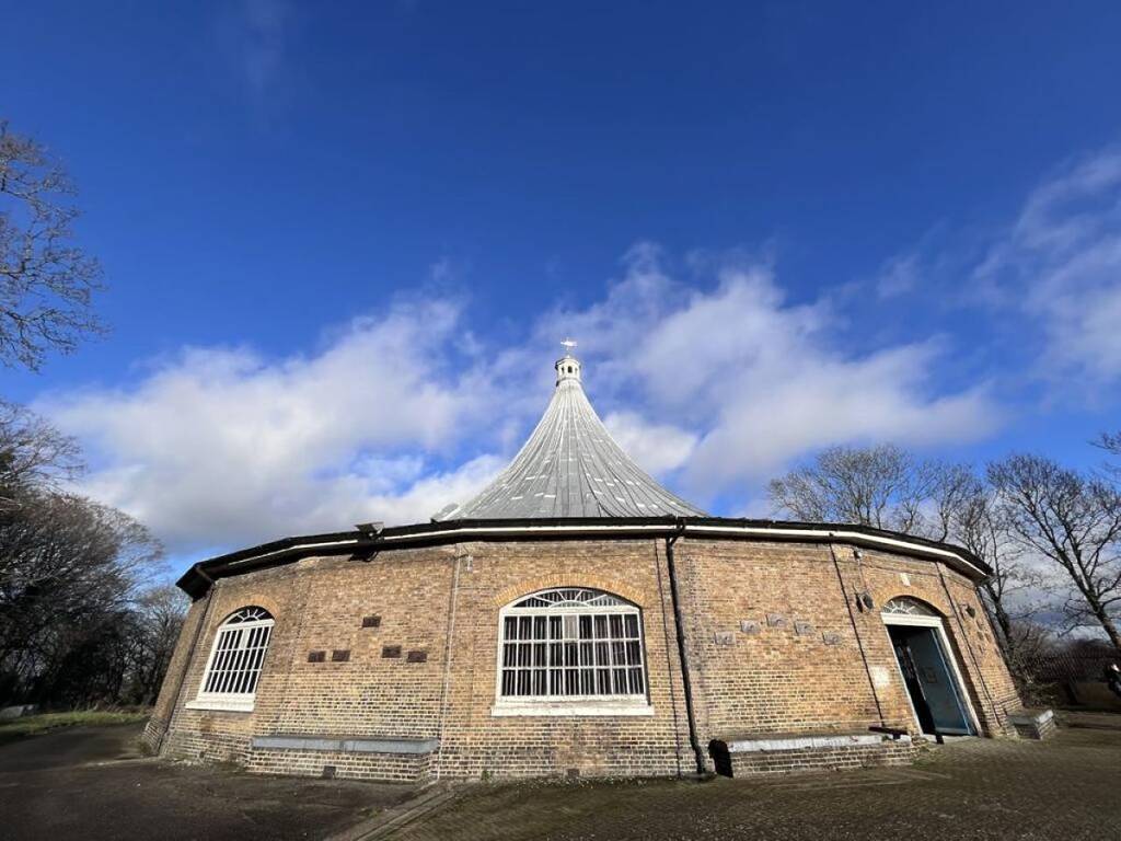 Die Rotunde – ein von Glockenzelten inspiriertes Gebäude im Süden Londons – unter einem blauen Himmel