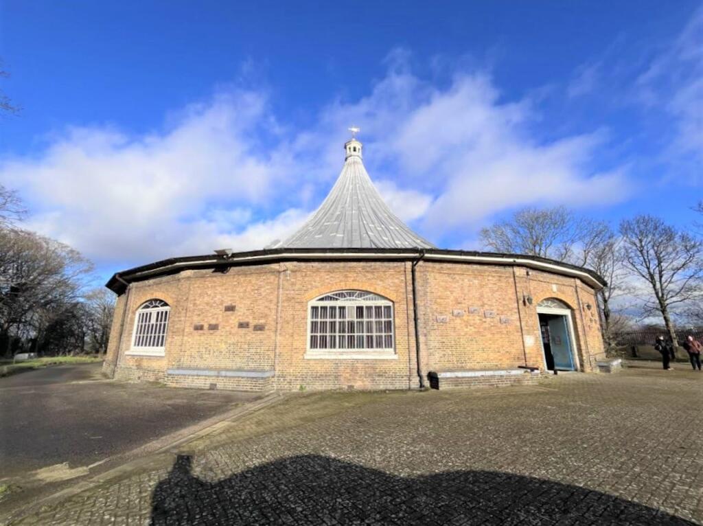 La Rotunda - un edificio ispirato a una tenda a campana nel sud di Londra - sotto un cielo blu