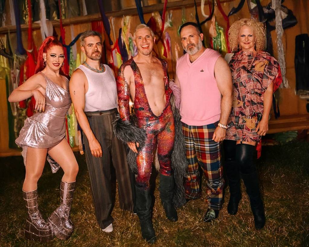 Pressefoto der Scissor Sisters in spektakulären Outfits