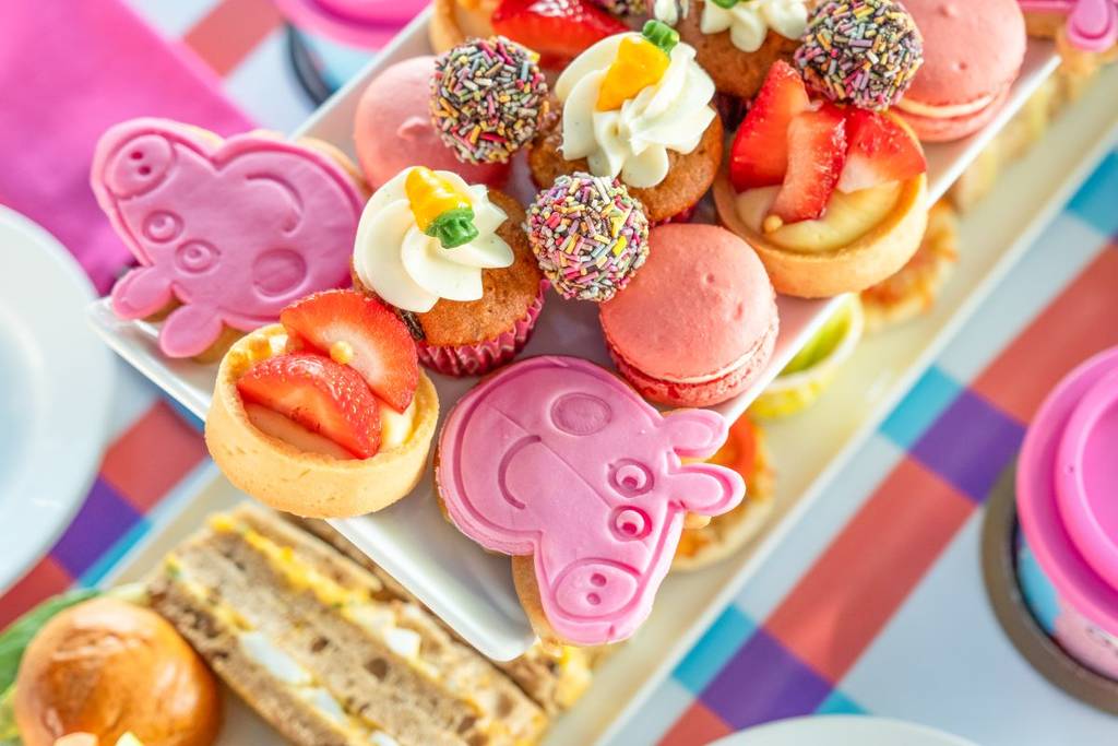 Il tour in autobus con tè pomeridiano a tema Peppa Pig include biscotti Peppa Pig e focaccine alla frutta