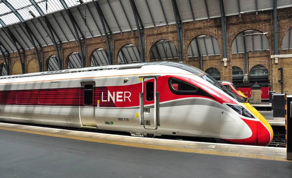 Ein LNER-Zug am Bahnsteig des Londoner Bahnhofs King's Cross