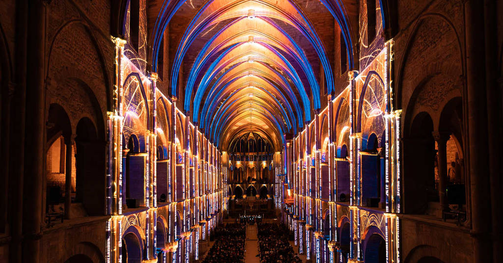 LUMINISCENCE: projeção em 360 graus no teto da catedral, cobrindo-o com cores azuis e douradas