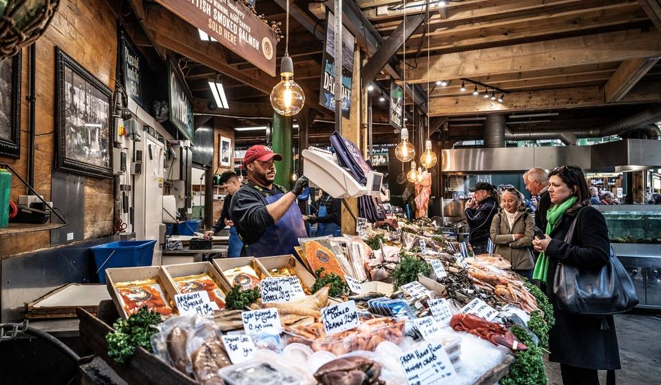 De beroemdste voedselmarkt van Londen organiseert een zeldzaam feestje met zeevruchten na sluitingstijd – met oesters openen, vis fileren, masterclasses door experts en live demonstraties